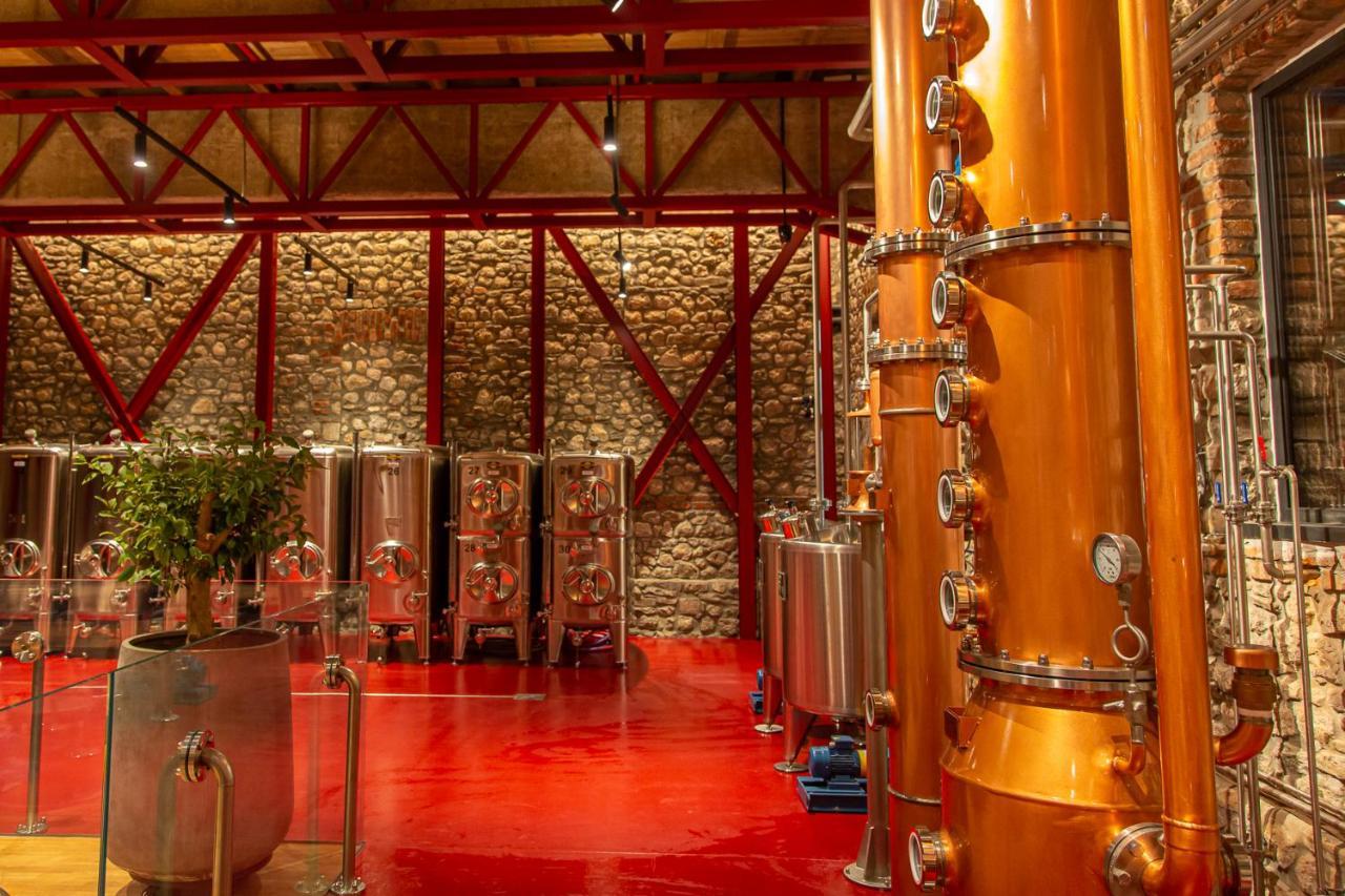 Melesin Distillery Leskovik Luaran gambar