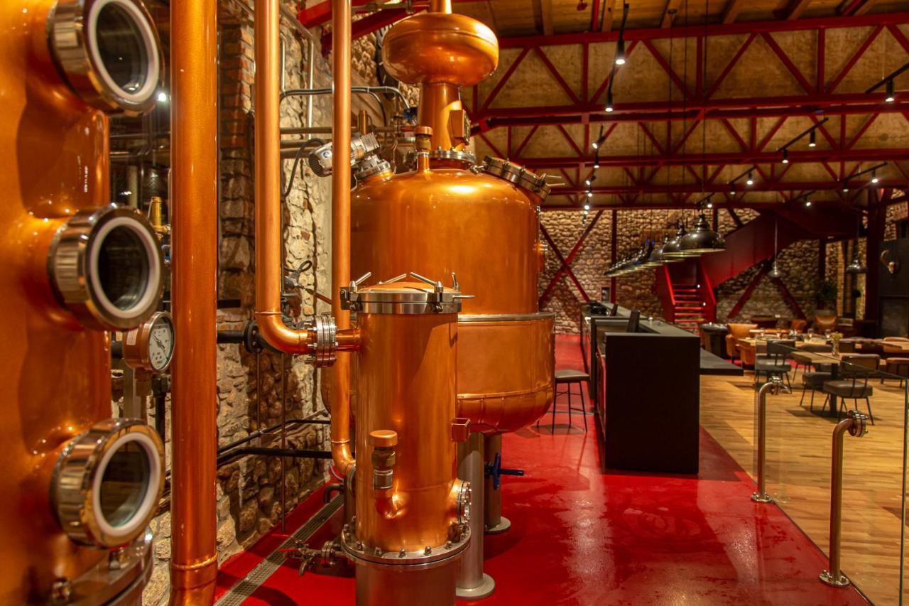 Melesin Distillery Leskovik Luaran gambar